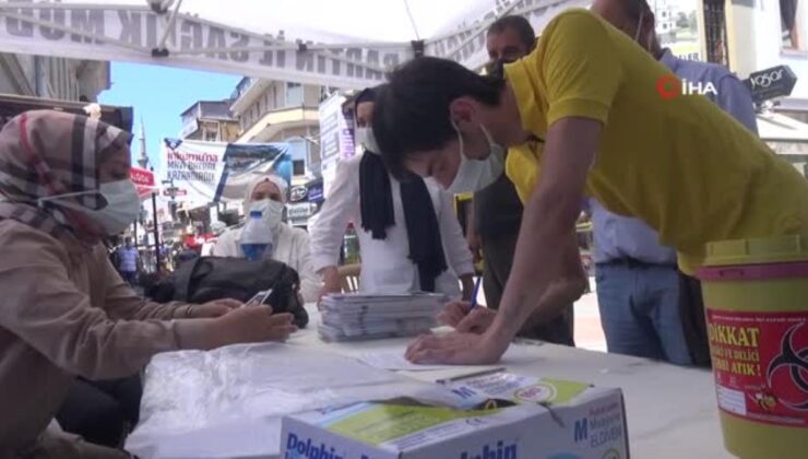 vatandaşlar caddede kurulan mobil aşı istasyonunda aşılarını oluyor