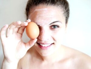 yumurta akı maskesi nasıl yapılır? alternatif yumurta akı maske tarifleri!