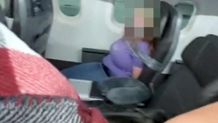 havada panik anları! uçağın kapısını açmaya çalışan kadını, koli bandıyla bağladılar