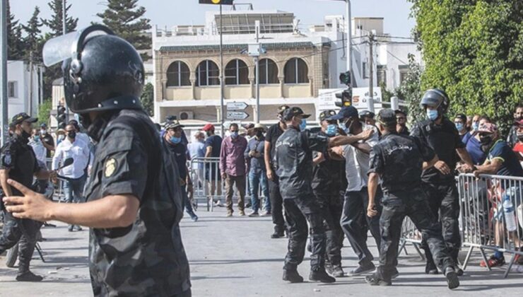 tunus’ta sokaklar yangın yeri! polis, darbe karşıtlarına müdahalede bulundu