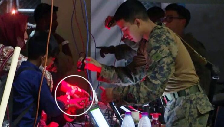 ABD askerleri, Kabil’den tahliye edecekleri kişilere barkodlu bileklik taktı