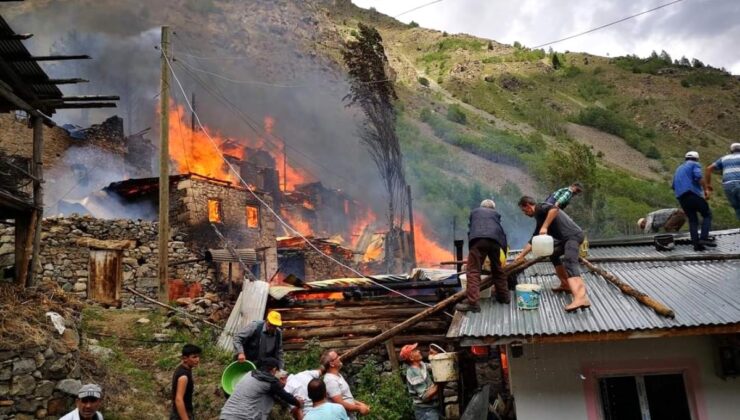 artvin yusufeli’nde yangın: 10 ev yandı, alevlerin ormana sıçramasından korkuluyor