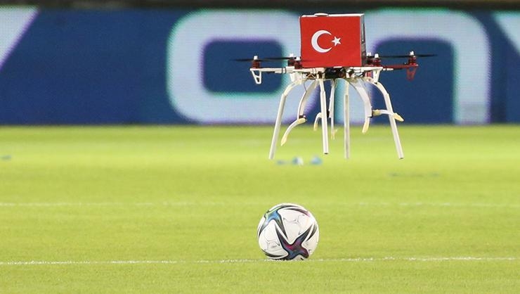 hatayspor-kasımpaşa maçında top sahaya drone ile getirildi