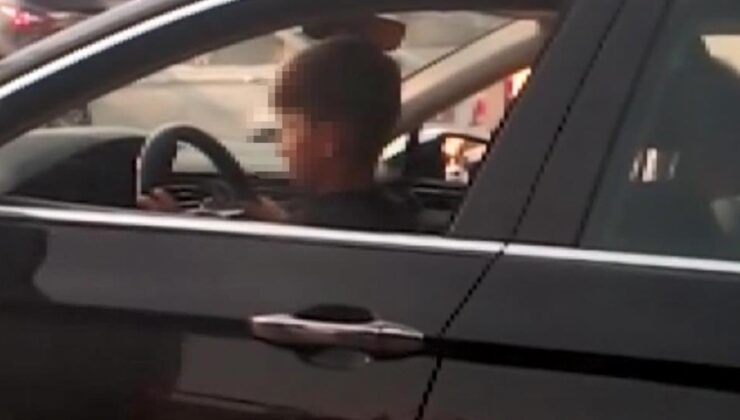 trafikte akılalmaz görüntü! i̇stanbul trafiğinde otomobil kullanan çocuk kamerada