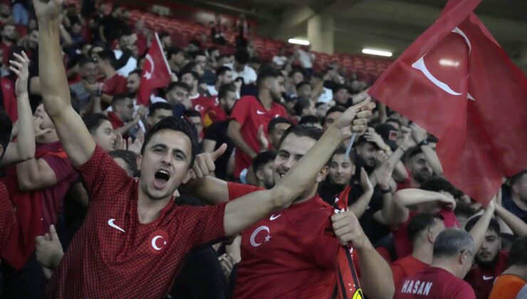 hollanda-türkiye maçında türk taraftarlar tribünleri doldurdu