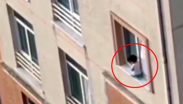 metrelerce yükseklikteki binanın pencere pervazında oturan çocuk, yürekleri ağza getirdi