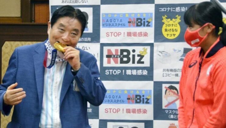 olimpiyat madalyasını ısıran japon belediye başkanı koronavirüse yakalandı
