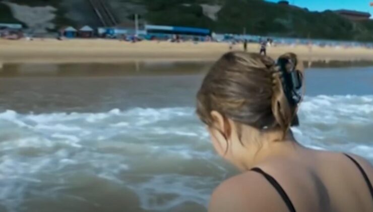 plajda utanç anları! yüzlerce kişi, suyun içerisinde tecavüze uğrayan kızı hiçbir şey yapmadan izledi