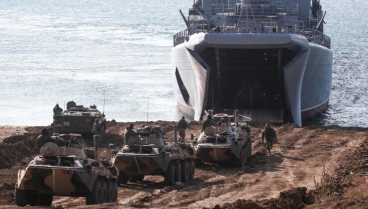 rusya, kırım’da onlarca gemi ve jetle gövde gösterisi yaptı! resmi televizyon dev tatbikatı canlı olarak yayınladı