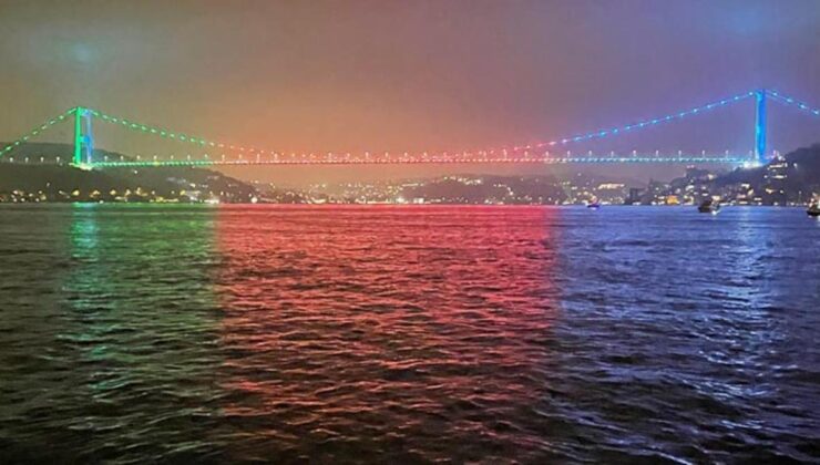 fatih sultan mehmet köprüsü, azerbaycan bayrağı renklerine büründü