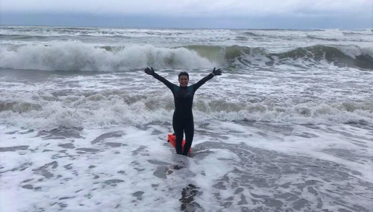 İngiltere’de yaşayan sağlıkçı, sağlık için Karadeniz’de kış ortasında denize girdi