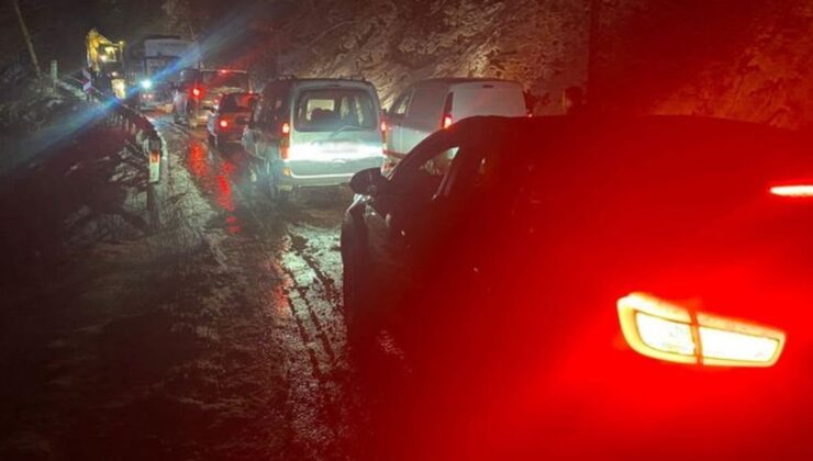 i̇zmir’de karda mahsur kalan 20 kişi kurtarıldı