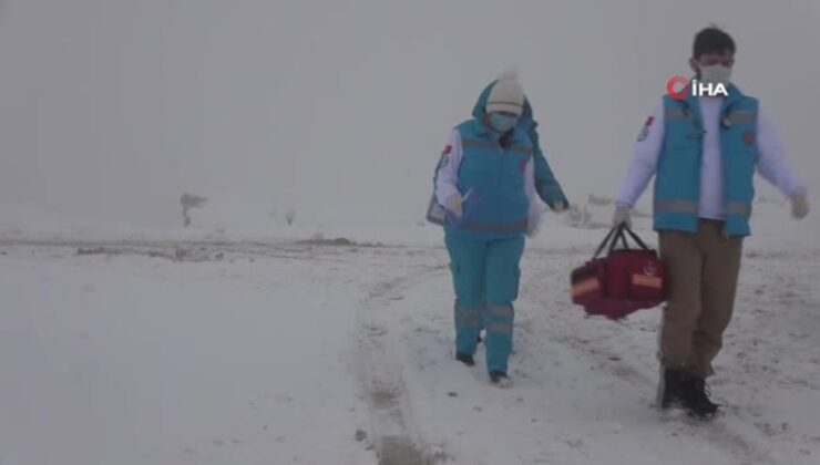 kahraman sağlıkçıların 1 metre karda mücadelede zorlu mesaisi