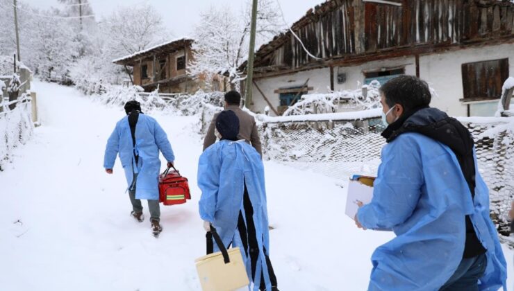 kar ve tipi onlara engel olmadı… aşı ekipleri dondurucu soğukta görevde