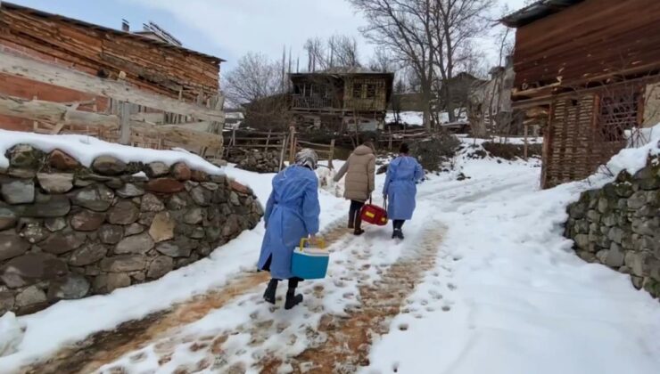 "sağlık ordusu" karlı yolları aşarak kovid-19 aşısı yapıyor