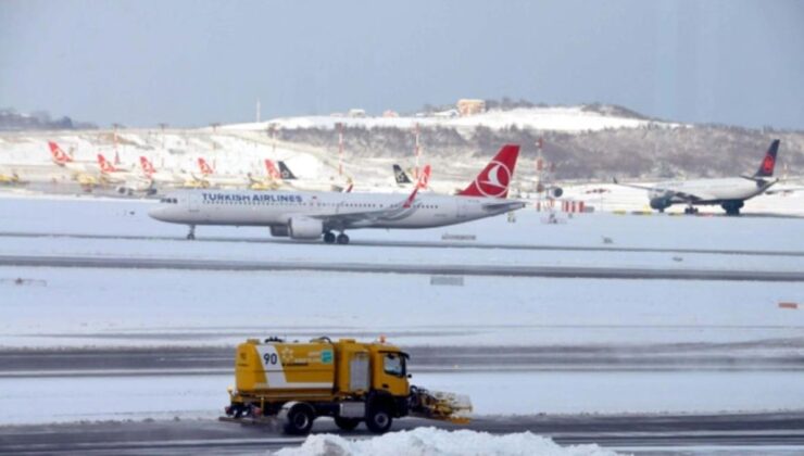 son dakika: yoğun kar yağışı nedeniyle i̇stanbul havalimanı’ndaki tüm uçuşlar durduruldu