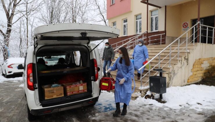 karlı yolları aşan sağlıkçılar yaylada kovid-19 aşısı yapıyor