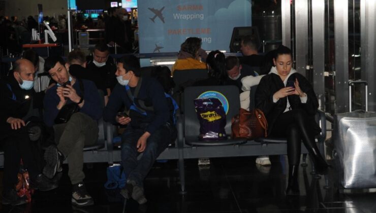 rus ve ukraynalı yolcuların i̇stanbul havalimanı’nda bekleyişi sürüyor