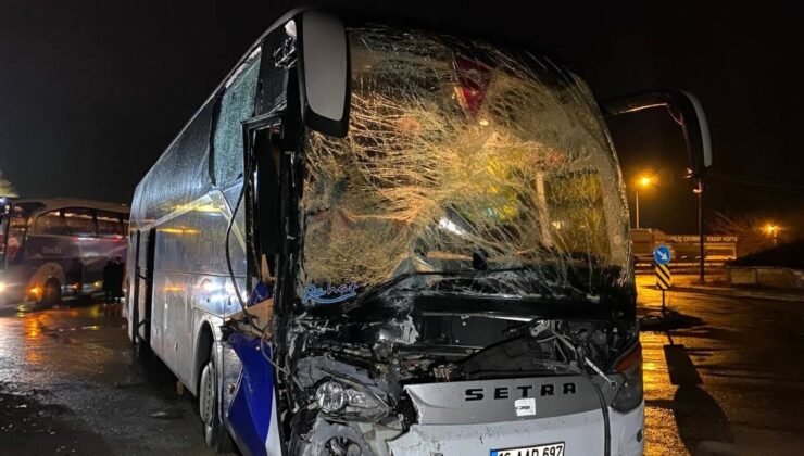 son dakika haberleri! bursa’da kamilkoç firmasına ait otobüs tıra arkadan çarptı, muavin sıkışarak yaralanırken 20 yolcu ölümden döndü