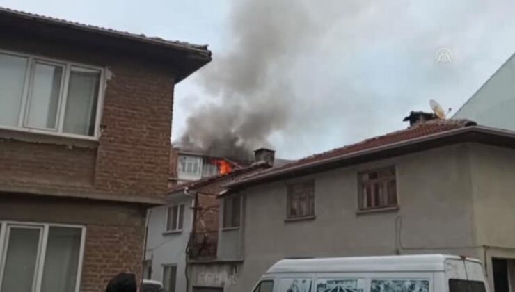 son dakika haberleri: çatı katında çıkan ve bir alt kata sıçrayan yangın söndürüldü
