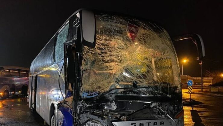 yolcu otobüsü ile iki tir çarpıştı: 2 yaralı