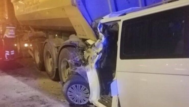 kamyona çarpan otomobilin sürücüsü öldü