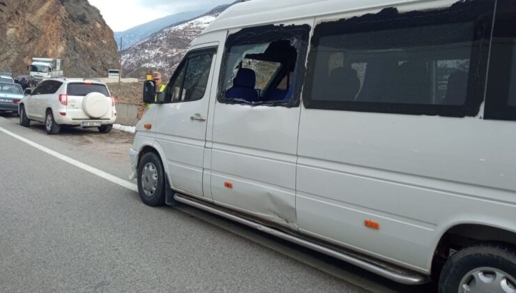 kaya parçaları minibüse çarptı! 2 öğrenci yaralandı