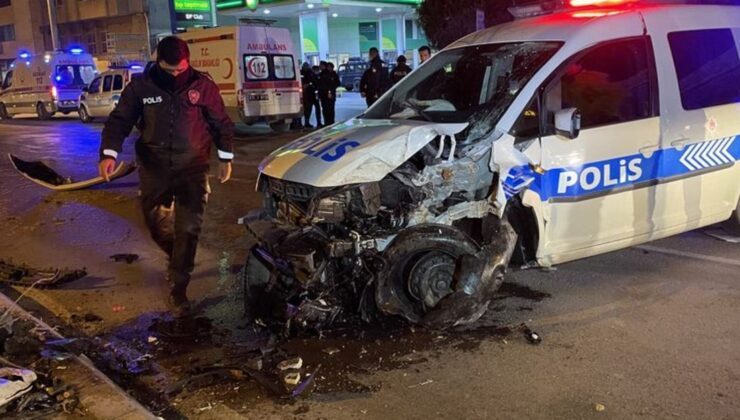 Polis otosu ağaca çarptı: 2 yaralı