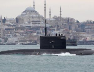 i̇ngilizler provokasyon peşinde! rus denizaltısının fotoğrafıyla türkiye’yi taraf gibi göstermeye çalıştılar