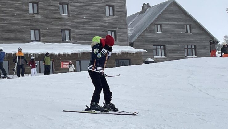 kartalkaya’ya gelenler tatillerinin keyfini kayak ve snowboard yaparak çıkarıyor
