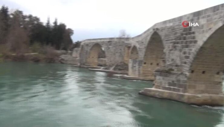 Son dakika haberi! Dünya mirası Aspendos’ta tarihi köprü yazı ve yakılan ateşlerle tahrip edildi