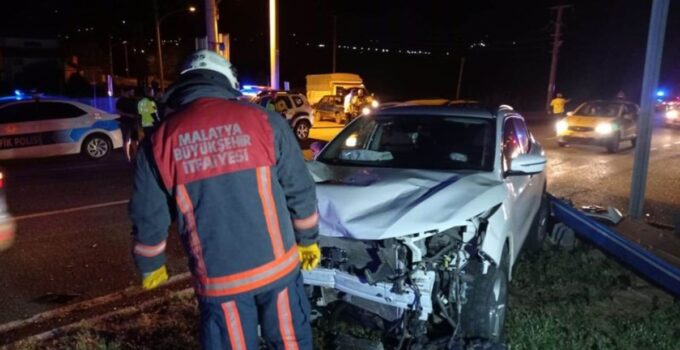 Malatya’da iki araç kafa kafaya çarpıştı: 7 yaralı